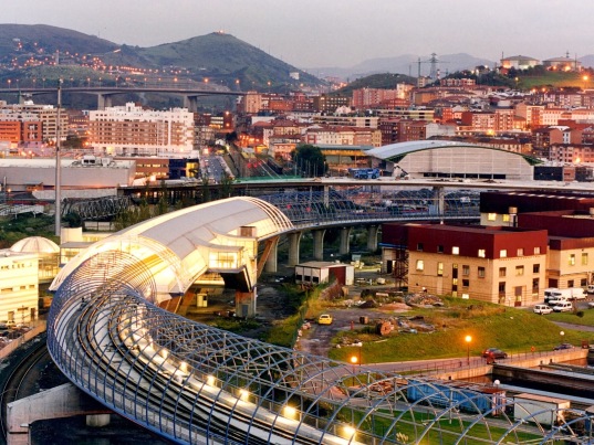 Metro-de-Bilbao-Viaducto-y-estacion-de-Urbinaga.jpg